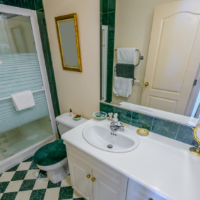 Πορσελάνη νεροχύτη σε ένα λευκό πάγκο