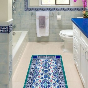 Στενό μπάνιο με παράθυρο στον ακριανό τοίχο