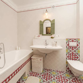 Λευκοί τοίχοι από το συνδυασμένο μπάνιο