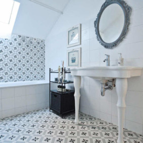 Σοφίτα εσωτερικό μπάνιο ενός ιδιωτικού σπιτιού