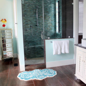 Φωτεινό ματ σε ένα σκούρο καφέ δάπεδο