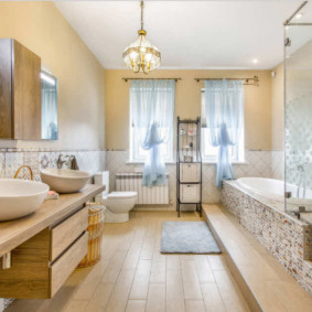 Διαφανείς κουρτίνες στα παράθυρα του μπάνιου