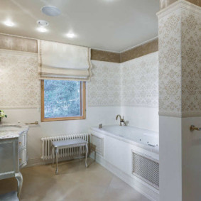 Ρωμαϊκή κουρτίνα στο παράθυρο του μπάνιου