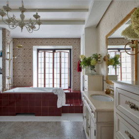 Ορτανσίες υποκαταστήματα με μπουμπούκια ανθέων στο μπάνιο