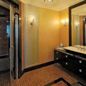 Μαύρα έπιπλα στο μπάνιο ενός εξοχικού σπιτιού