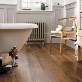 Laminate bathroom floor with heating battery