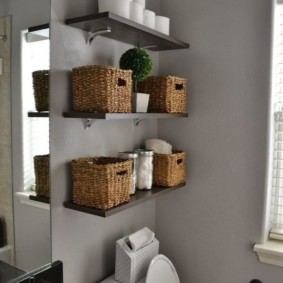 paniers en osier avec accessoires de bain