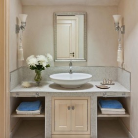 Fleurs blanches dans un vase en verre