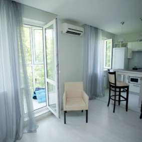 Φως κουρτίνες σε ελαφρύ ύφασμα