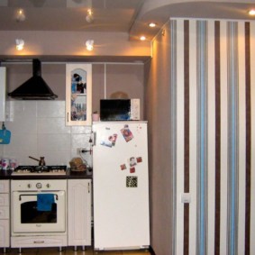 Ριγέ ταπετσαρία σε ένα δωμάτιο με χαμηλή οροφή