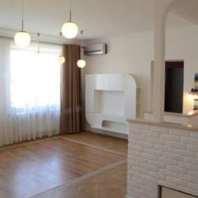 Λευκό τούλι σε συνδυασμό με καφέ κουρτίνα