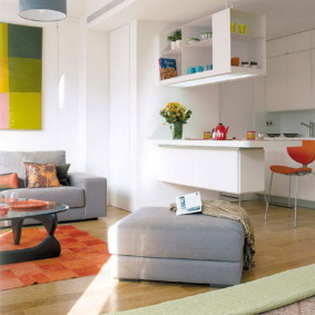 Κρεμαστό ερμάριο πάνω από τη ράβδο