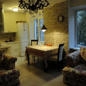 Μενταγιόν πάνω από την τραπεζαρία