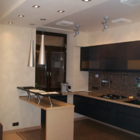 Οροφή δύο επιπέδων με προβολείς