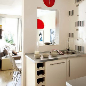 Κόκκινο ρολόι σε λευκό τοίχο