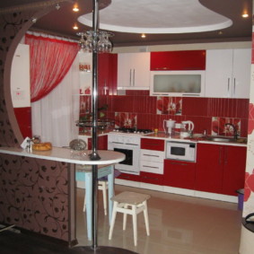 Stretch οροφή σε δύο επίπεδα στο σαλόνι-κουζίνα