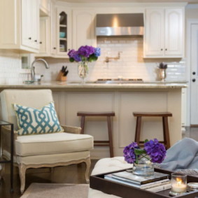 Μαξιλάρι με τυρκουάζ εκτύπωση σε άνετη πολυθρόνα