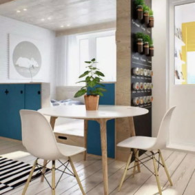 Στρογγυλό τραπέζι σε ξύλινα πόδια