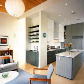 Πιάτα σε ράφια σε μια θέση τοίχου