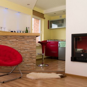 Κόκκινη πολυθρόνα κοντά στο μπαρ