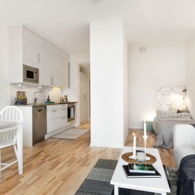 Λευκοί τοίχοι της κουζίνας-σαλόνι μετά από επισκευή