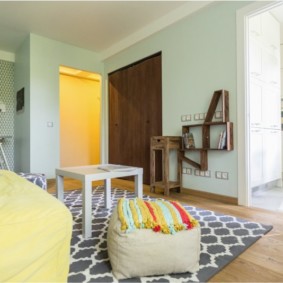 Χαλί στο ξύλινο πάτωμα της κουζίνας-σαλόνι