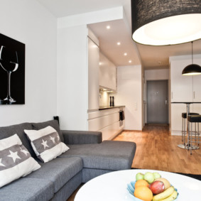 Ξύλινο πάτωμα σε ένα στενό δωμάτιο