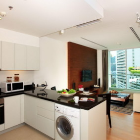 Ένα πλυντήριο ρούχων στη χερσόνησο της κουζίνας