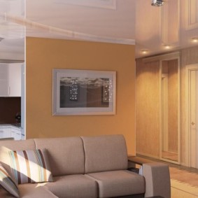 Γυαλιστερή επιφάνεια μιας τεντωμένης οροφής