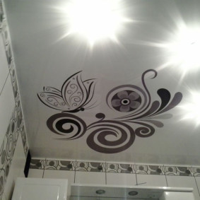 Plafond de toilette avec motifs en surface