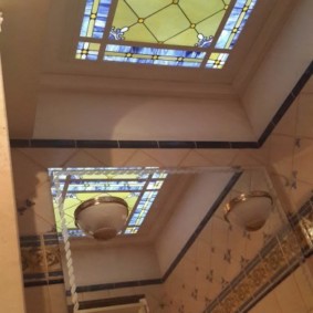 Insert en vitrail au plafond des toilettes