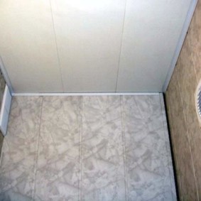 Finition des toilettes avec des panneaux en plastique