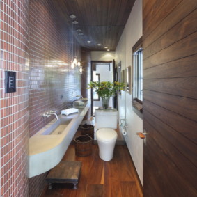 Plancher en bois dans des toilettes étroites