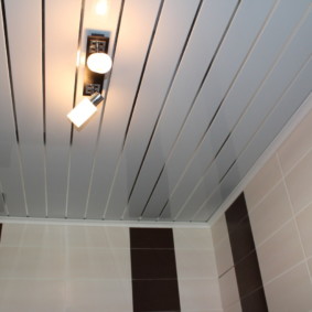 Projecteurs rotatifs au plafond des lattes