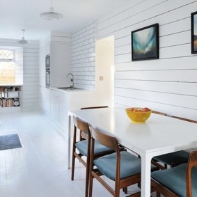 Πίνακες σε μαύρα πλαίσια σε λευκό τοίχο.