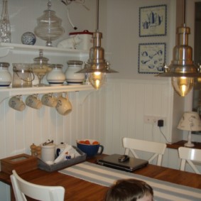 Μαγειρικά σκεύη σε ανοικτά ράφια.