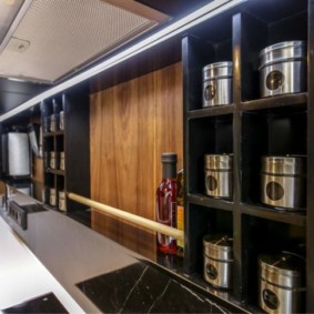 Ξύλινα πάνελ στον τοίχο της μπύρας