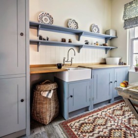 Όμορφα πιάτα σε ξύλινα ράφια