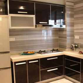 γλειφιτζούρια στο παράθυρο της κουζίνας