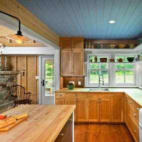 Μπλε επένδυση στην οροφή της κουζίνας