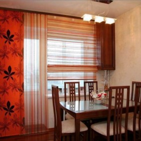 Φωτεινά κουρτίνες στο παράθυρο της κουζίνας σε ιαπωνικό στιλ