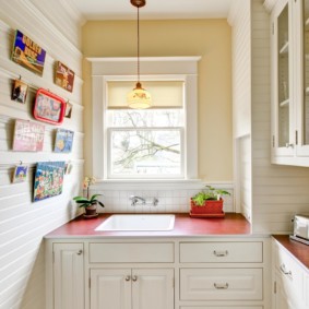 Διακοσμήστε τοιχογραφίες σε μια στενή κουζίνα