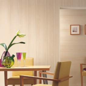 Τοίχος με πλαστικές πλάκες παστέλ χρώματος