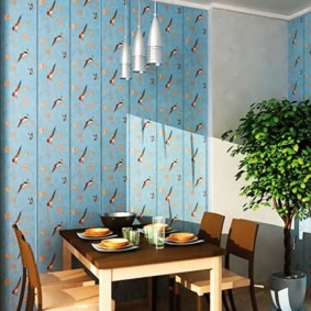 Κρεμαστά φώτα πάνω από το τραπέζι