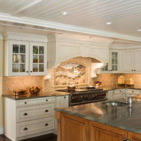 Οροφή με πατάρι στην κουζίνα ενός ιδιωτικού σπιτιού