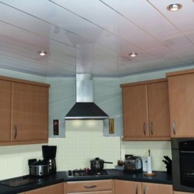 Γυαλιστερή επιφάνεια της οροφής της κουζίνας