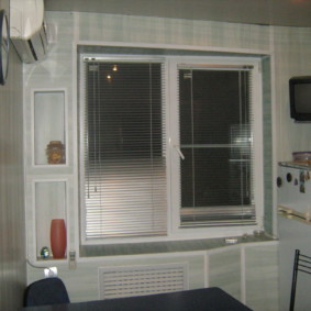 Κουφώματα αλουμινίου στο φύλλο ενός πλαστικού παραθύρου