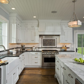 Κουζίνα με νησί σε εξοχική κατοικία