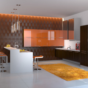 Κίτρινο χαλί σε λευκό πάτωμα