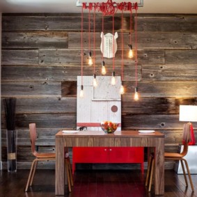 Ξύλινα πάνελ στην τραπεζαρία της κουζίνας